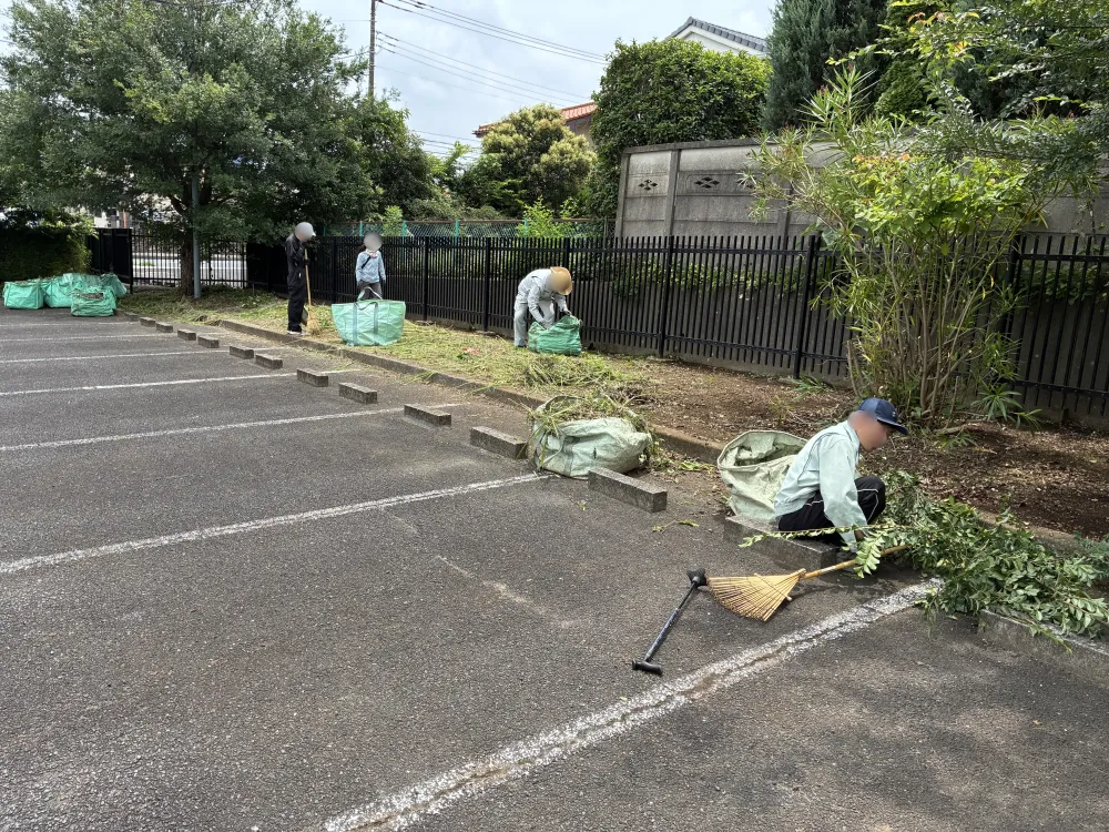 除草作業の様子（就労継続支援B型）_1