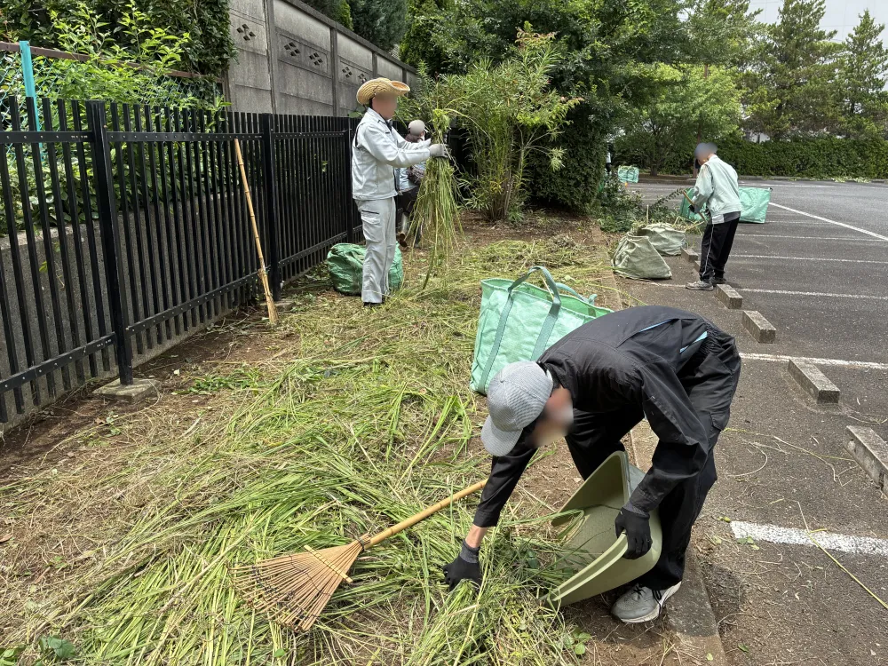 除草作業の様子（就労継続支援B型）_3