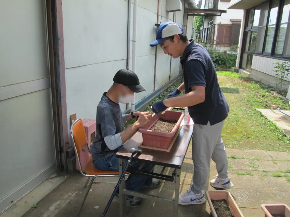 利用者さんの声から生まれた、手作りの作業台（就労継続支援B型）_1
